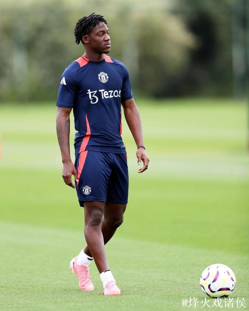 梅努的哥哥现身老特拉福德，衣服上写着“给科比-梅努自由”