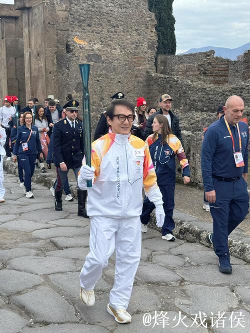 成龙助力米兰-科尔蒂纳冬奥会火炬传递仪式 成龙助力米兰-科尔蒂纳冬奥会火炬传递仪式